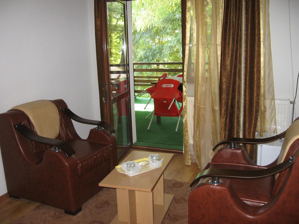 Hotel Pensiunea Pomi -Oesti Albestii Paminteni Zimmer foto
